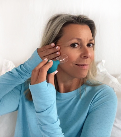 Flow and glow face cupping holistische gezichtsbehandelingen huid verbetering anti-ageing Carla